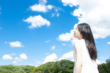 Fototapeta premium 青空を見上げる女性