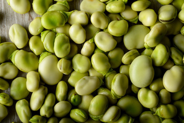 Fave sgranate sul tavolo