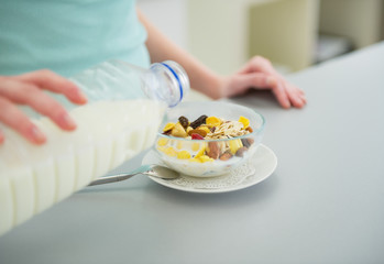 Obraz na płótnie Canvas Closeup on young woman making healthy breakfast
