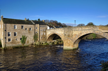 Fototapeta premium Stone bridge and building in Barnard Castle
