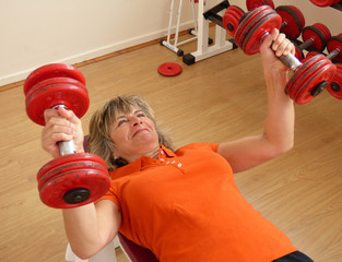 Ältere Frau beim Fitness