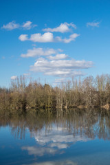Fototapeta na wymiar Wolkenspiegelung im See