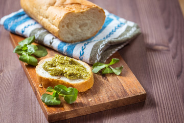Pesto toast