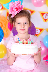 Obraz na płótnie Canvas Pretty little girl with cake celebrate her birthday