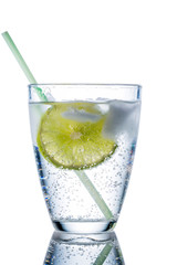 Wasserglas und Limette