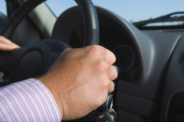 Naklejka premium hand of businessman driving