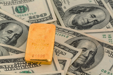 Goldbarren auf Dollarscheinen