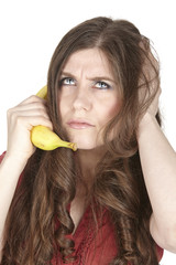 Junge Frau mit einer Banane - symbolisch telefonieren
