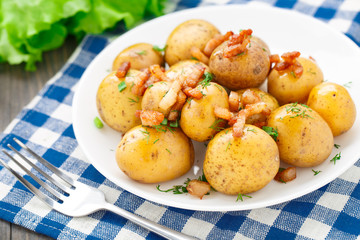 Potato with bacon and herbs