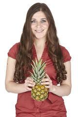 Junge Frau mit Baby-Ananas