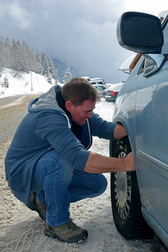 Montage de cha&icirc;nes &agrave; neige
