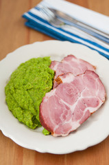 Kassler mit Püree aus Erbsen