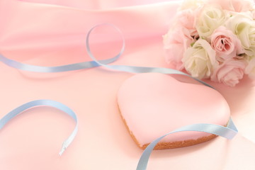 Obraz na płótnie Canvas pink icing cookie with wedding bouquet