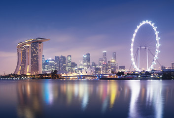 Obraz premium Panoramę Singapuru w nocy.