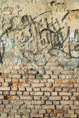 Muro di mattoni invecchiato, con graffiti