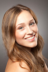 Mädchen mit braunen Haaren 