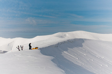 Obraz na płótnie Canvas Snowboarder w wysokich górach