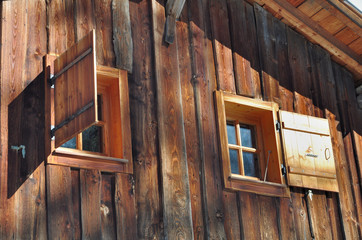 Obraz na płótnie Canvas fenêtres d'un chalet en bois