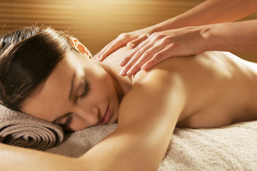 Obraz na płótnie Canvas Relaxing back massage at spa