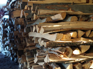 Brennholzlager in Scheune