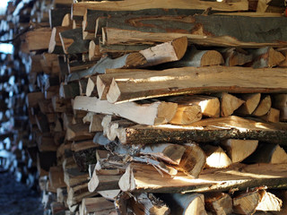 Brennholzlager in Scheune