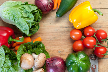 Gemüse auf Holzbrett rund