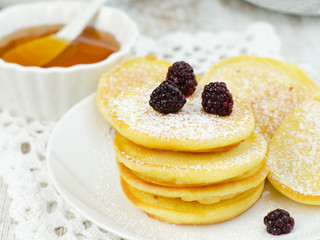 Small pancakes with honey
