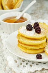 Small pancakes with honey