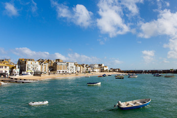 Fototapeta na wymiar Cornish port St Ives z łodzi i błękitne niebo