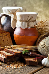 Obraz na płótnie Canvas Kłosków chleb żytni na starym tle