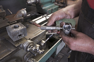 Machine workshop piston cheking
