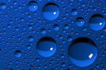 Wassertropfen auf blauer Glasplatte