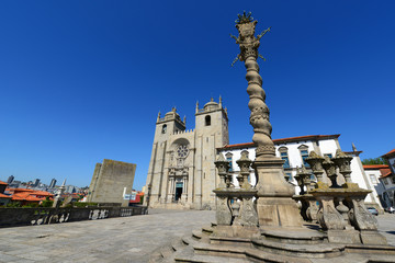 Fototapeta na wymiar Katedra w Porto i manueliński Pręgierz, Porto, Portugalia
