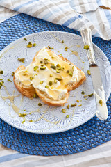Brioche mit Frischkaese und Honig