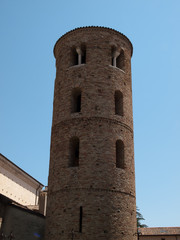 Fototapeta na wymiar Okrągła wieża w Rawennie we Włoszech