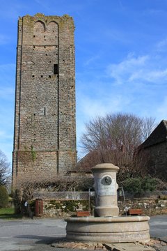 Donjon et fontaine de Ch&acirc;teau-Chervix (Haute-Vienne)