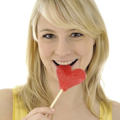 Twen lutscht Herz-Lolli