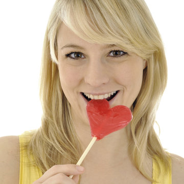 Twen lutscht Herz-Lolli