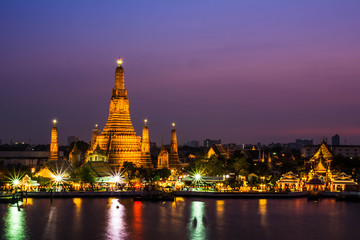 Fototapeta premium Wat Arun during twilight in Bangkok, Thailand
