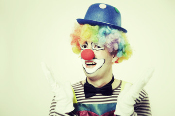 Clown mit ausgebreiteten Händen