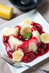Bananen-Soja-Pudding mit Kirschkompott