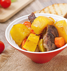 Baked potato with meat