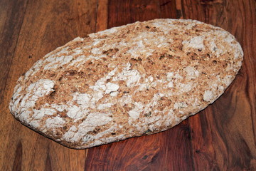 Vollkornbrot auf Holz