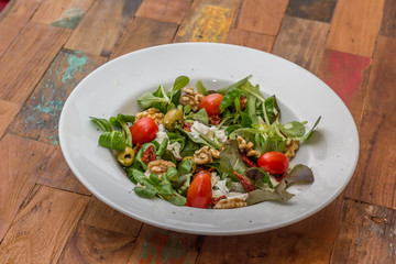 Dandalion salad with cherry tomatoes and mozzarella