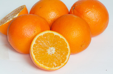 Oranges sur fond blanc