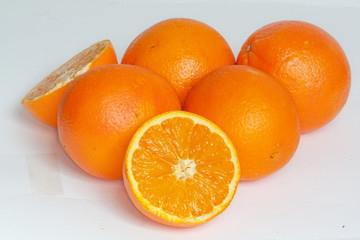 Oranges sur fond blanc