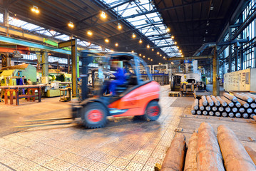 Lieferung mit Gabelstapler in Industriehalle