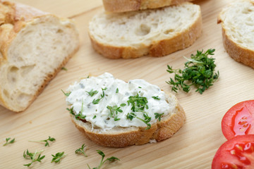 Kräuter- Frischkäse auf Baguette
