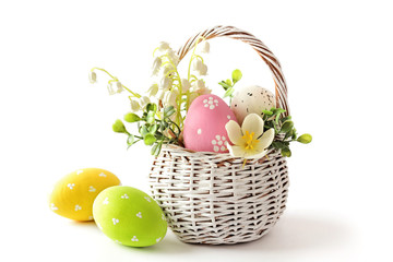 Naklejka premium easter eggs in basket isolated on white background