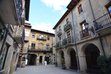 Fototapeta na wymiar Plaza i budynków w typowej wiosce Laguardii